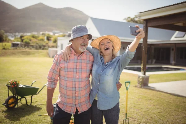 Pareja mayor tomando selfie desde el teléfono —  Fotos de Stock