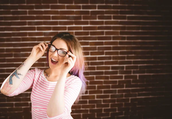 Mujer sosteniendo gafas — Foto de Stock