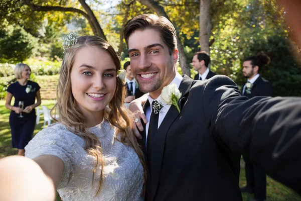 Casal feliz posando no parque — Fotografia de Stock