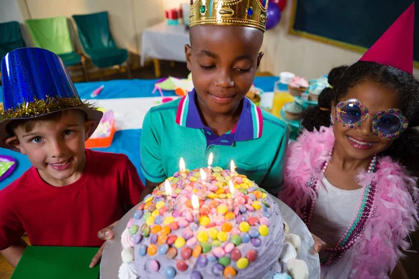 Chłopiec trzyma tort urodzinowy — Zdjęcie stockowe