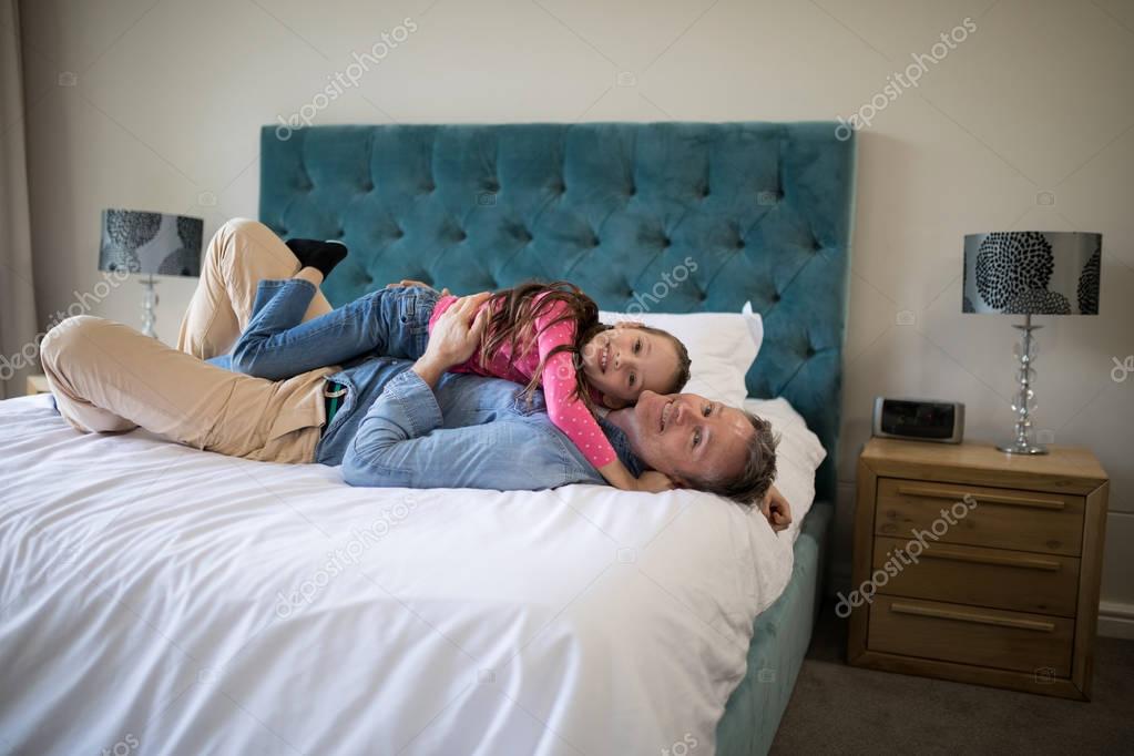 отец лежит дочери. отец лежит дочери. дочка уснула. Father touch me. папа с дочкой лежат на диване.