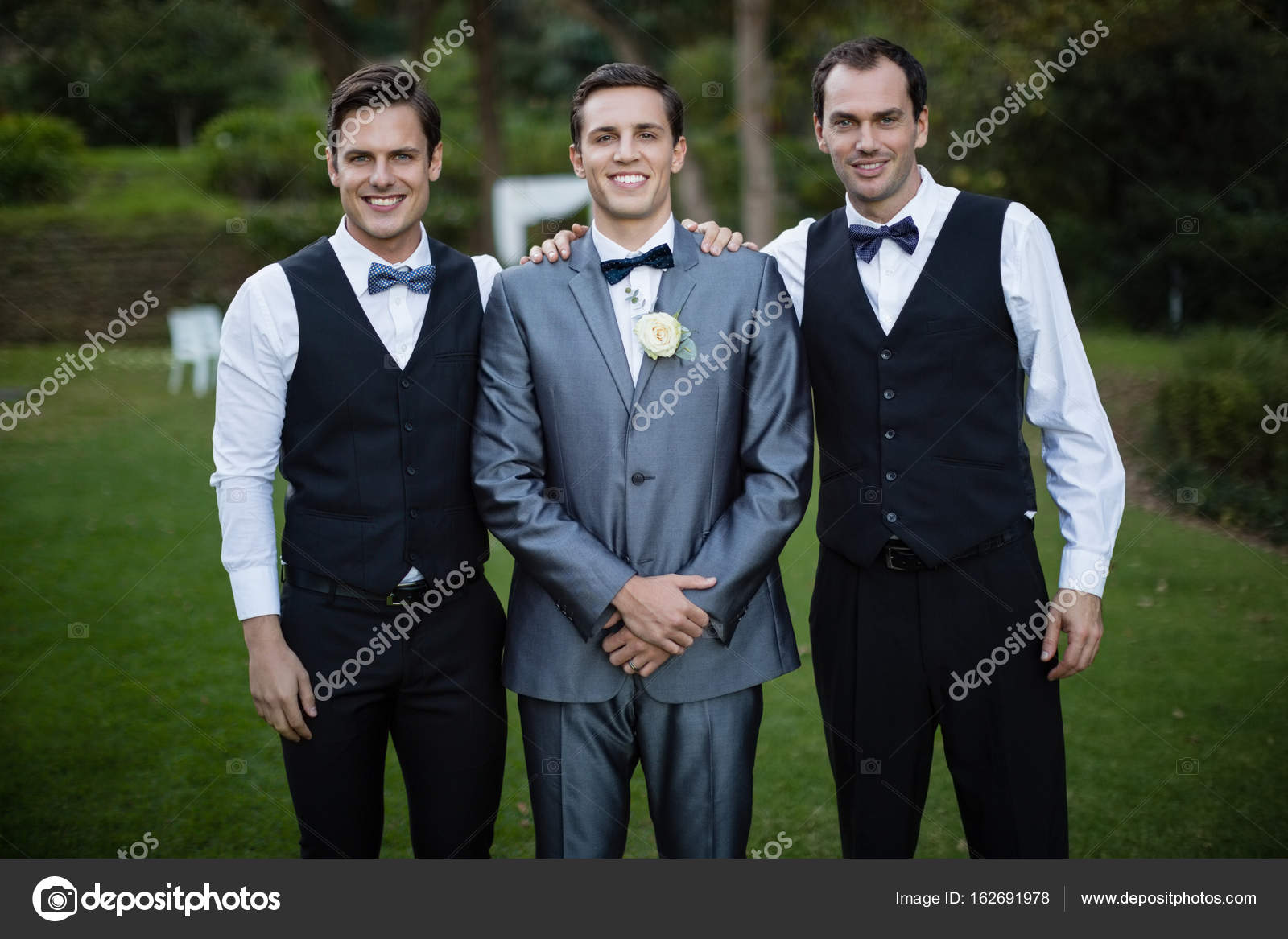 Bräutigam und Trauzeuge stehen im Garten - Stockfotografie: lizenzfreie