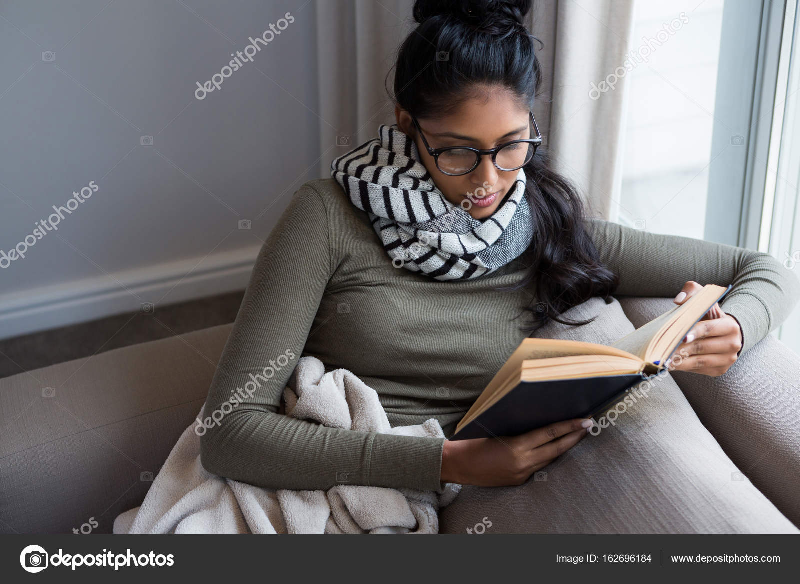 Женщина чтение книги. Книга для девочек. Картинки связанные с книгами подростков. Человек с книжкой. Книга человек.