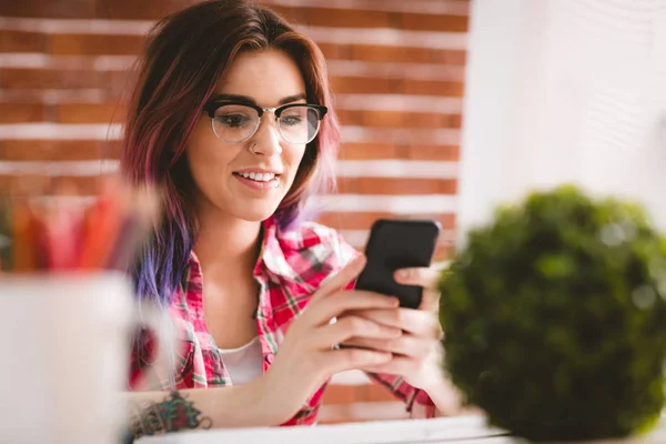 Ejecutivo sonriente usando el teléfono —  Fotos de Stock