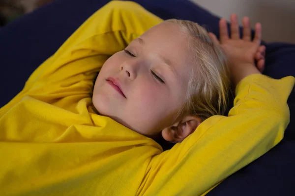 Flicka sover på undersökning säng på sjukhuset — Stockfoto