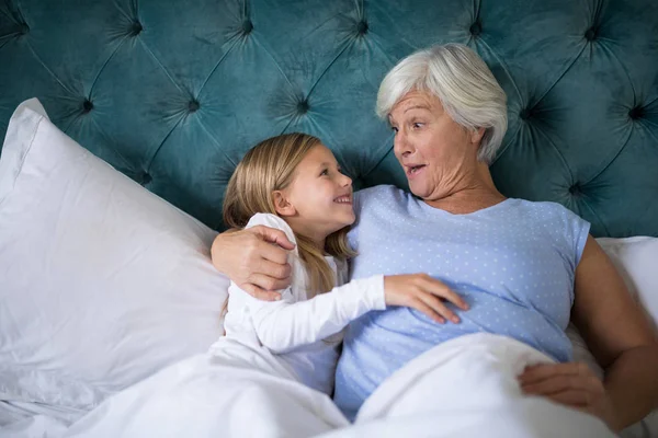 Abuela y nieta interactuando — Foto de Stock