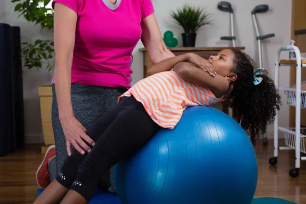 Fisioterapeuta femenina ayudando a chica — Foto de Stock