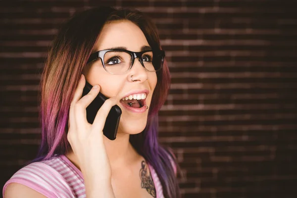 Mujer sonriente hablando por teléfono móvil —  Fotos de Stock