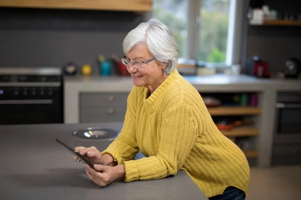 Senior vrouwen houden van Tablet PC — Stockfoto