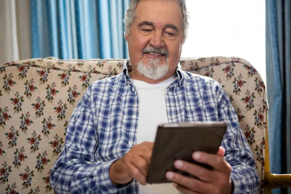 Senior man använder digital tablett i vårdhem — Stockfoto