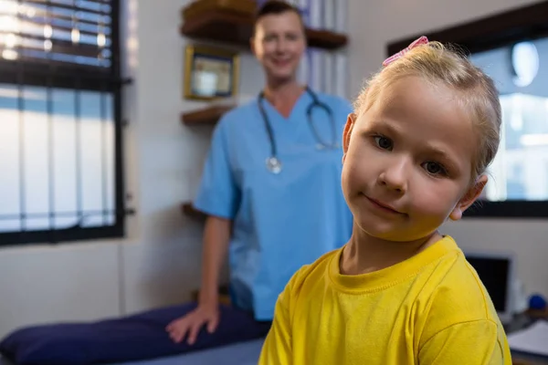 Chica sonriente en el hospital — Foto de Stock