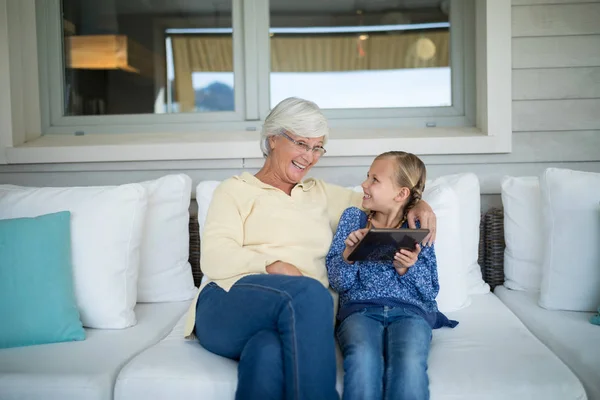 Torun ve büyükanne tablet kullanma — Stok fotoğraf