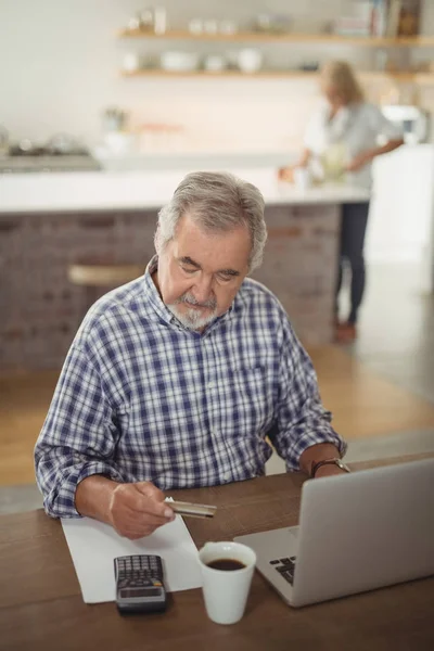 Homem sênior pagar contas on-line no laptop — Fotografia de Stock