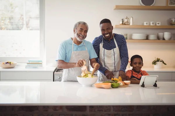 Familia multigeneracional que prepara alimentos en la cocina —  Fotos de Stock