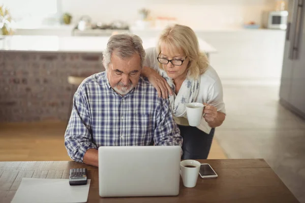 Senior couple using laptop — Stock Photo, Image