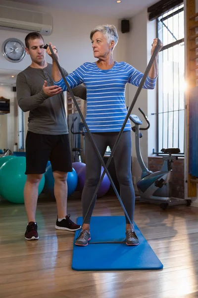 Fisioterapista maschile che aiuta il paziente nell'esercizio fisico — Foto Stock