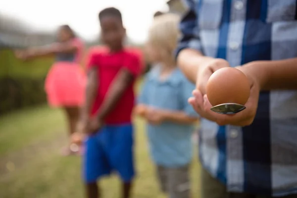 Çocuk yumurta ve kaşık yarış oyun — Stok fotoğraf