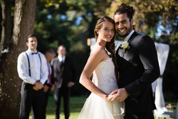 Casal afetuoso dançando no parque — Fotografia de Stock