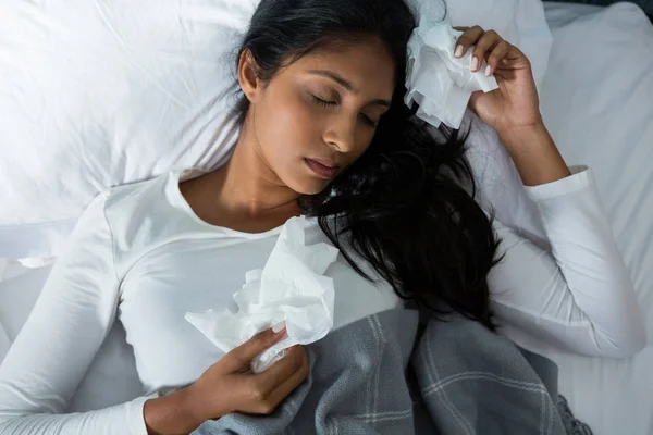 Άρρωστη γυναίκα ύπνο στο κρεβάτι — Φωτογραφία Αρχείου