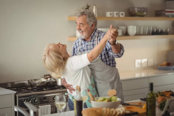 Casal sênior dançando na cozinha — Fotografia de Stock