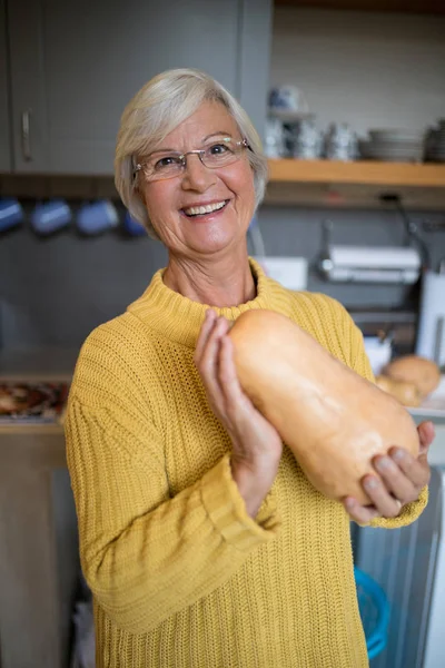 Senior kobietę do squasha w kuchni — Zdjęcie stockowe