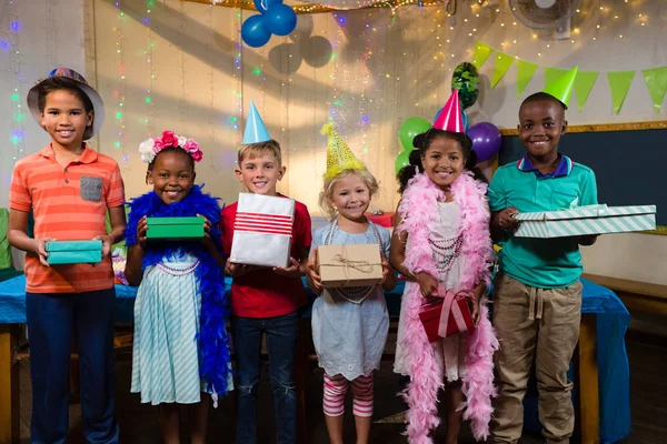 Retrato de niños con regalos — Foto de Stock