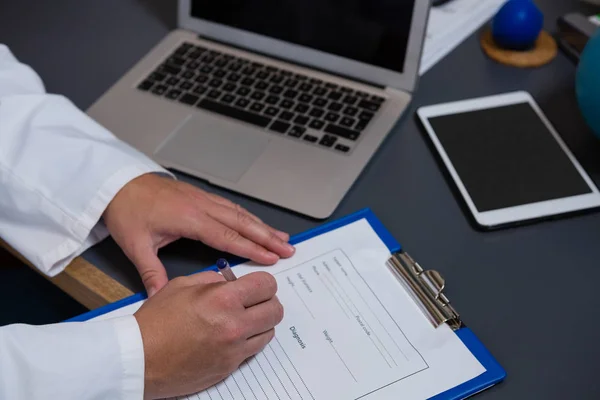 Fysiotherapeut schrijven recept op Klembord — Stockfoto