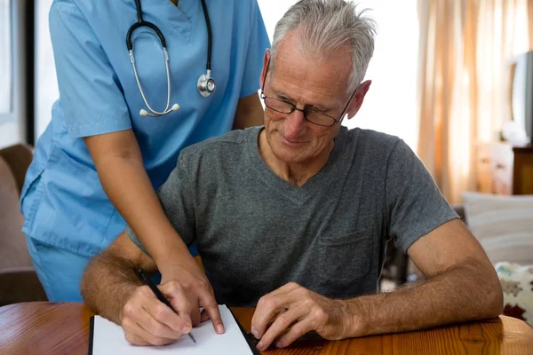 Dokter meewerkende senior man — Stockfoto