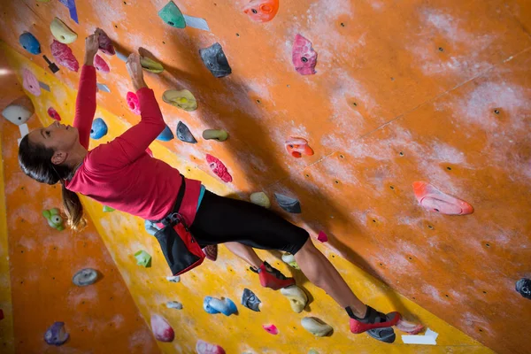Donna determinata che pratica l'arrampicata su roccia — Foto Stock