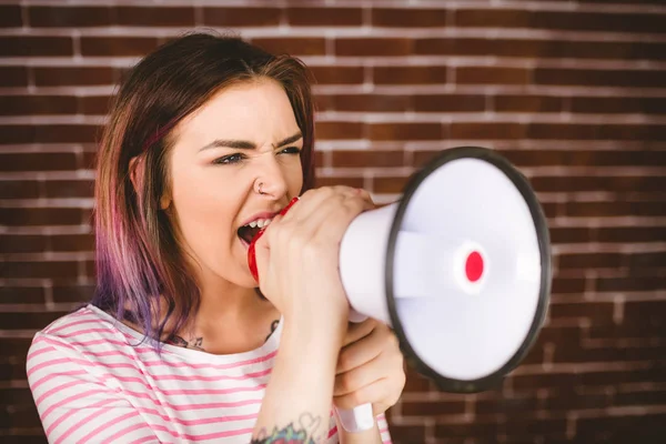 メガホンで叫んでいる女性 — ストック写真