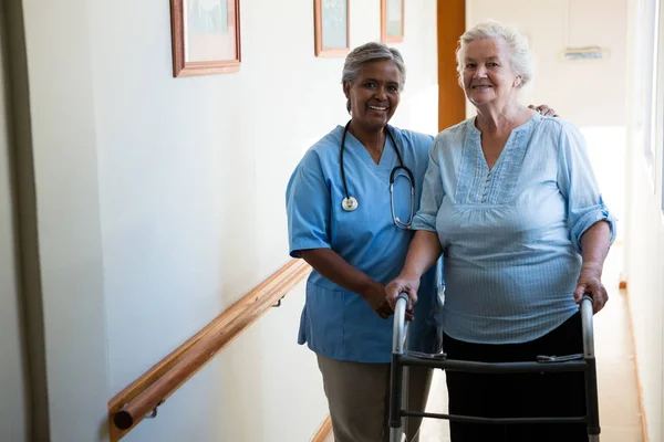 Krankenschwester hilft Seniorin beim Gehen — Stockfoto