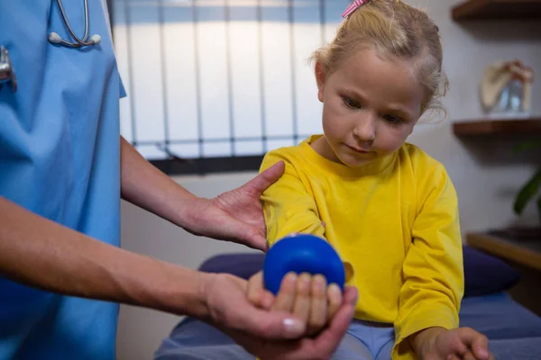 Vrouwelijke arts behandeling van een klein meisje — Stockfoto