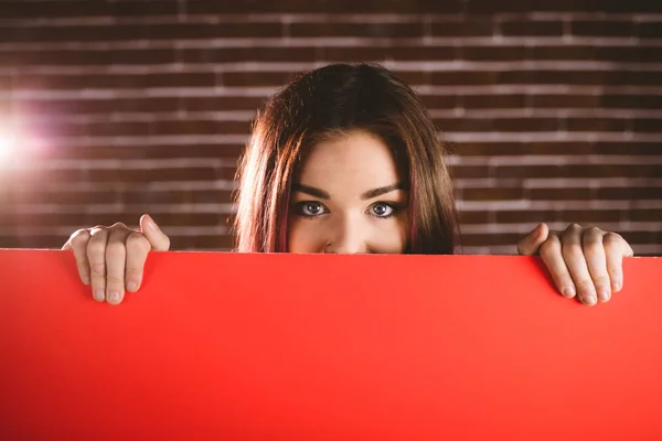 Mujer ocultando la cara de hoja en blanco —  Fotos de Stock