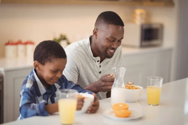 Vater und Sohn frühstücken in der Küche — Stockfoto