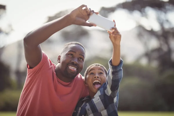 Padre e hijo tomando selfie con el teléfono — Foto de Stock