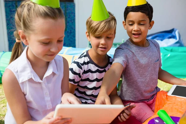 Niños usando tableta durante la fiesta de cumpleaños — Foto de Stock