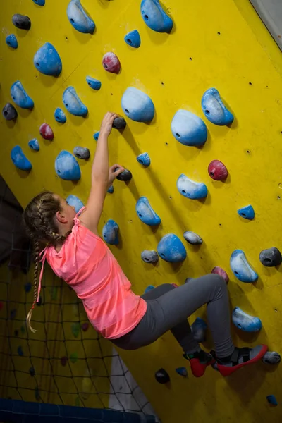 Kaya tırmanışı pratik genç kız — Stok fotoğraf