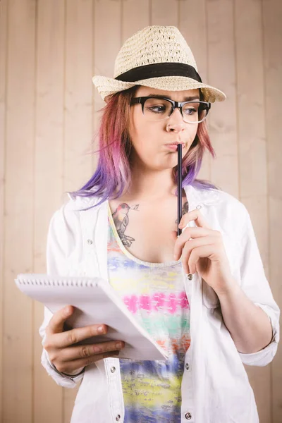 Not defteri ve kalem tutan düşünceli kadın — Stok fotoğraf