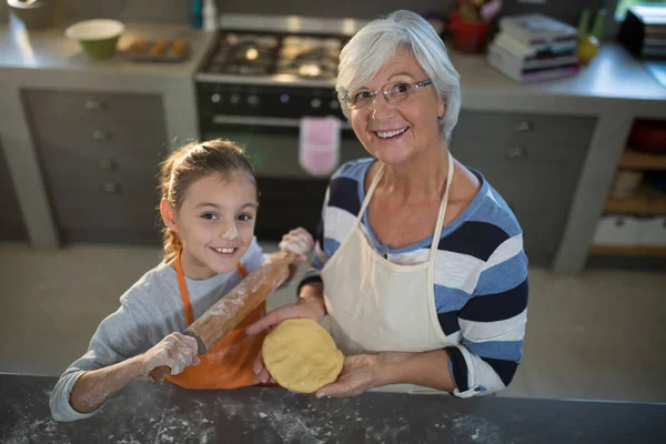 Nonna e nipote in possesso di pasta — Foto Stock