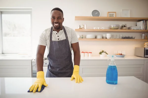 Hombre limpiando la encimera de la cocina — Foto de Stock