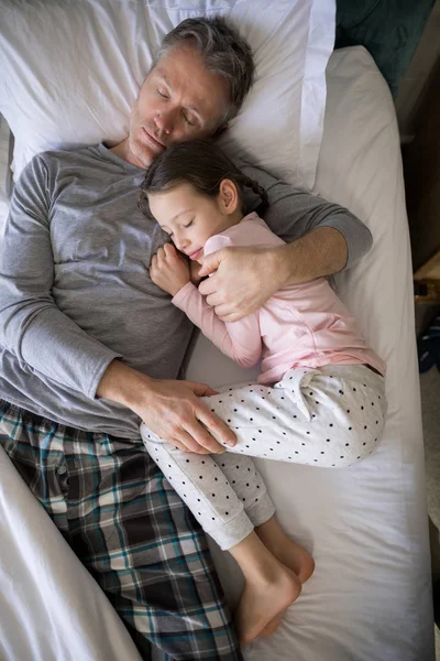 Baba ve kızı yatağa yatıyor. — Stok fotoğraf