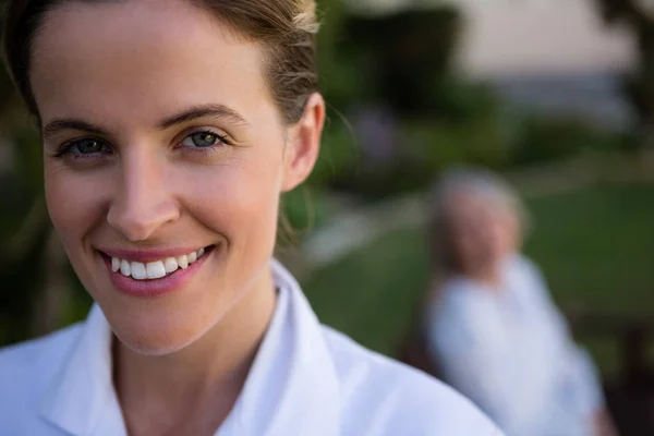 Médecin heureux dans le parc — Photo