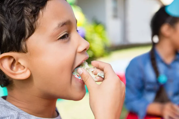 Close up de menino comendo bolo — Fotografia de Stock