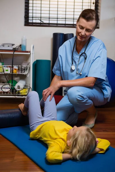 Fisioterapeuta dando fisioterapia a la niña —  Fotos de Stock