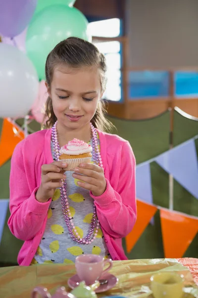 Aniversário menina segurando Cupcake — Fotografia de Stock