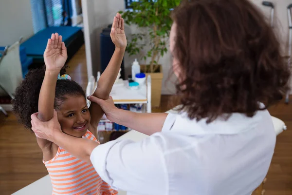 Physiotherapeutin gibt Mädchen Handmassage — Stockfoto