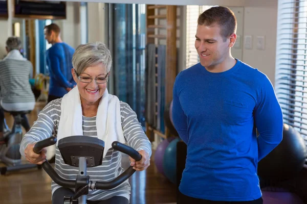 Pomoc starší ženě v cvičení fyzioterapeuta — Stock fotografie