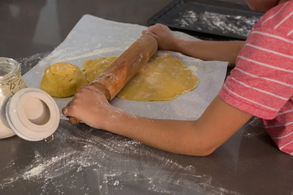 Обрізані руки хлопчика прокатки тіста — стокове фото