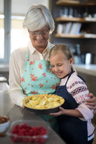 Бабушка и внучка пекут яблочный пирог — стоковое фото