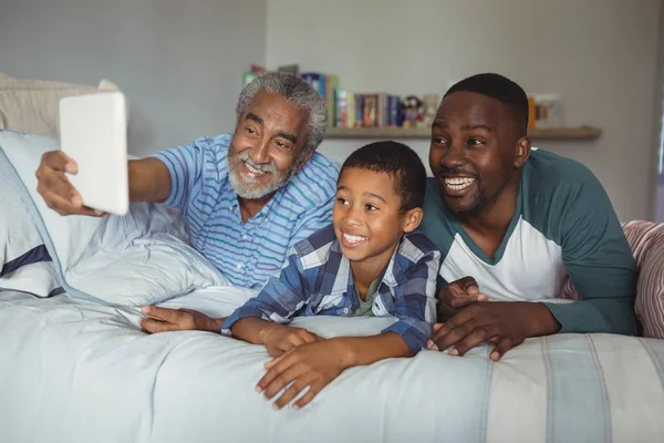 Többgenerációs családi véve selfie tabletta — Stock Fotó